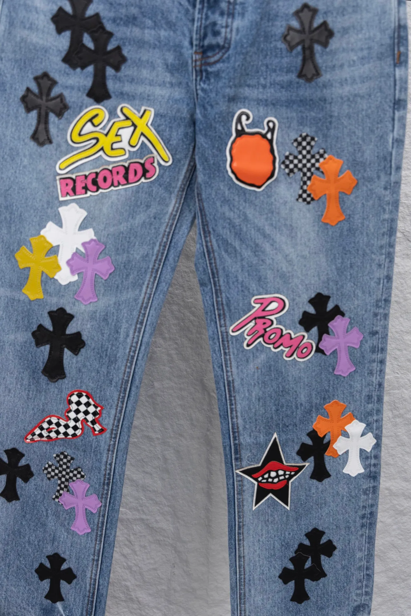 P320 model number/F095 CH Chromehearts blue graffiti cross patchwork leather heavy-duty cow king jeans, cabinet price 34W level, patchwork cross pattern embellishment, washed jeans! ! An absolutely high-end luxury product, a 1.9W-level god-level single product, a super popular product, made by top heavy industry, a magic weapon that cannot be missed!  [About Zangyin] This is an extremely luxurious fashion brand that can also be called the aristocracy of the high street. It has always been an exclusive brand for some hipsters or rich second generations. Compared with ordinary high streets, it is more luxurious and noble. Compared with luxury brands, it is more fashionable and individual. It has always been a brand that I have a special liking for. [Top heavy industry fashion design] Consistently high-street luxury style. Speaking of this style, the Zangyin family and GU family are definitely the leading representative brands. Especially the Zangyin family has really achieved a state-of-the-art effect in creating high-street style. The unique washed material is used to create this style. The color system is already quite eye-catching. After it is decorated with patchwork cross flowers, it cleverly highlights the charm of the brand. Secondly, this style uses classic The high-waist cutting design highlights the long legs and fashionable temperament of the upper body. The brand is highly recognizable and the slim fit configuration is more suitable for daily wear. It is a product that interprets personality, fashion, and specifications at a glance. This single product is enough to make any fan excited. It can be a white T-shirt for a youthful college style, or a tight suspender for a royal style. It has strong matching ability and can be easily controlled by men.   [Materials and craftsmanship] Needless to say, this point goes without saying. As an excellent craftsman brand, Zangyin’s requirements for details and craftsmanship are really perfect. The washed color of this model has gone through so many processes, not to mention the embellishment of denim appliques. It is also purely hand-made and sewn. Just like what they believe in, only hand-made things have soul and have the meaning of wear. A top-notch heavy-duty fashionable denim item, I look forward to your perfect interpretation! !   Color: Blue Version: Loose